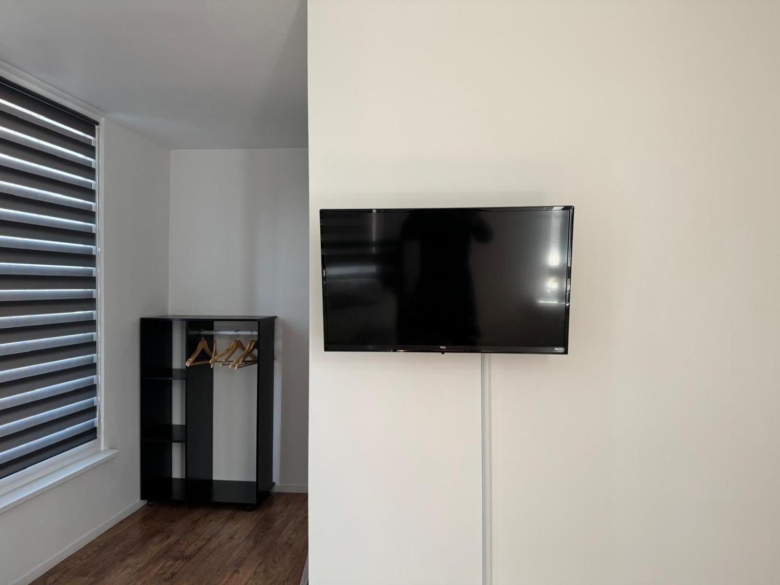 In Town, Short 2 Apartment